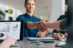 Parzenie kawy z profesjonalnego ekspresu